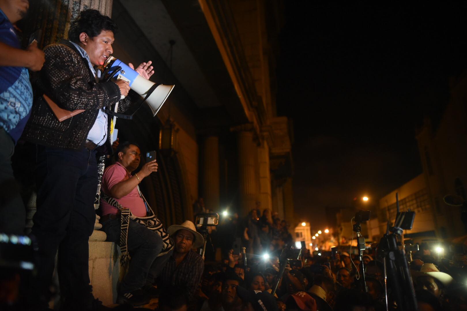 líderes indígenas mantienen manifestaciones en defensa de la democracia