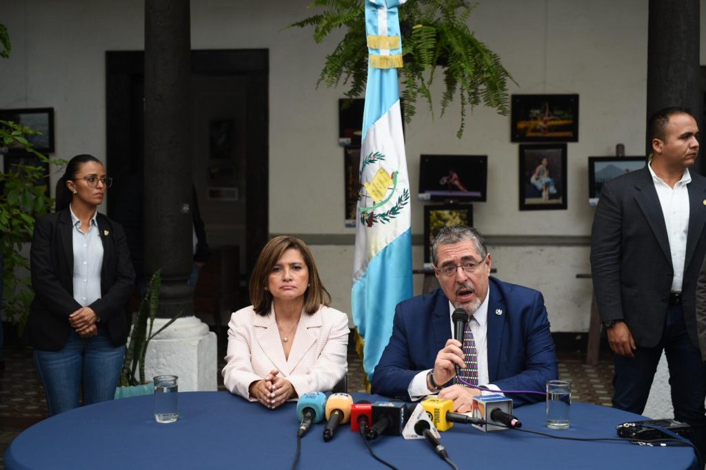 Bernardo Arévalo y Karin Herrera se pronuncian sobre orden de Corte de Constitucionalidad para retirar a manifestantes