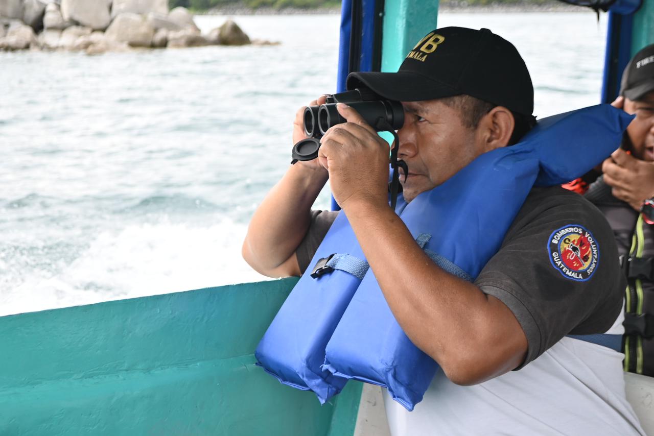 Buscan a ciudadana americana desaparecida en lago de Atitlán