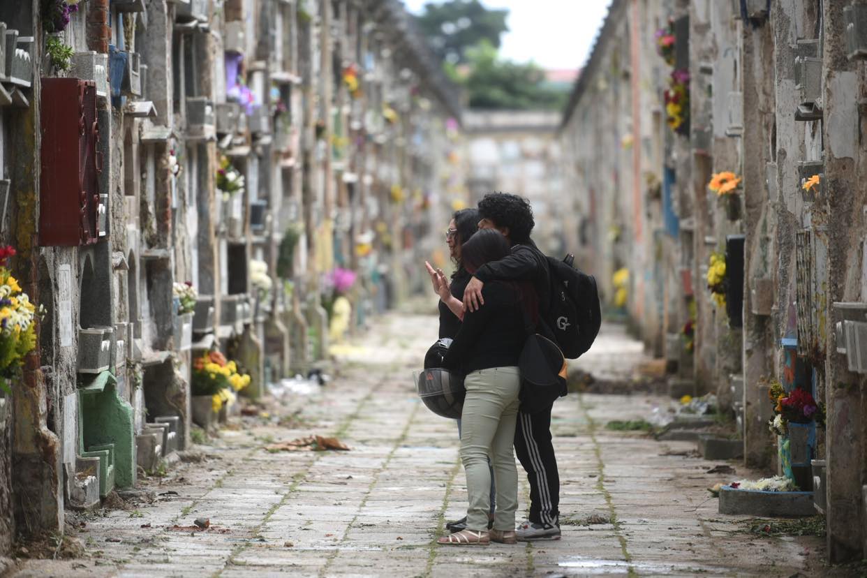 visitan el cementerio general por el Día de los Santos, 1 de noviembre