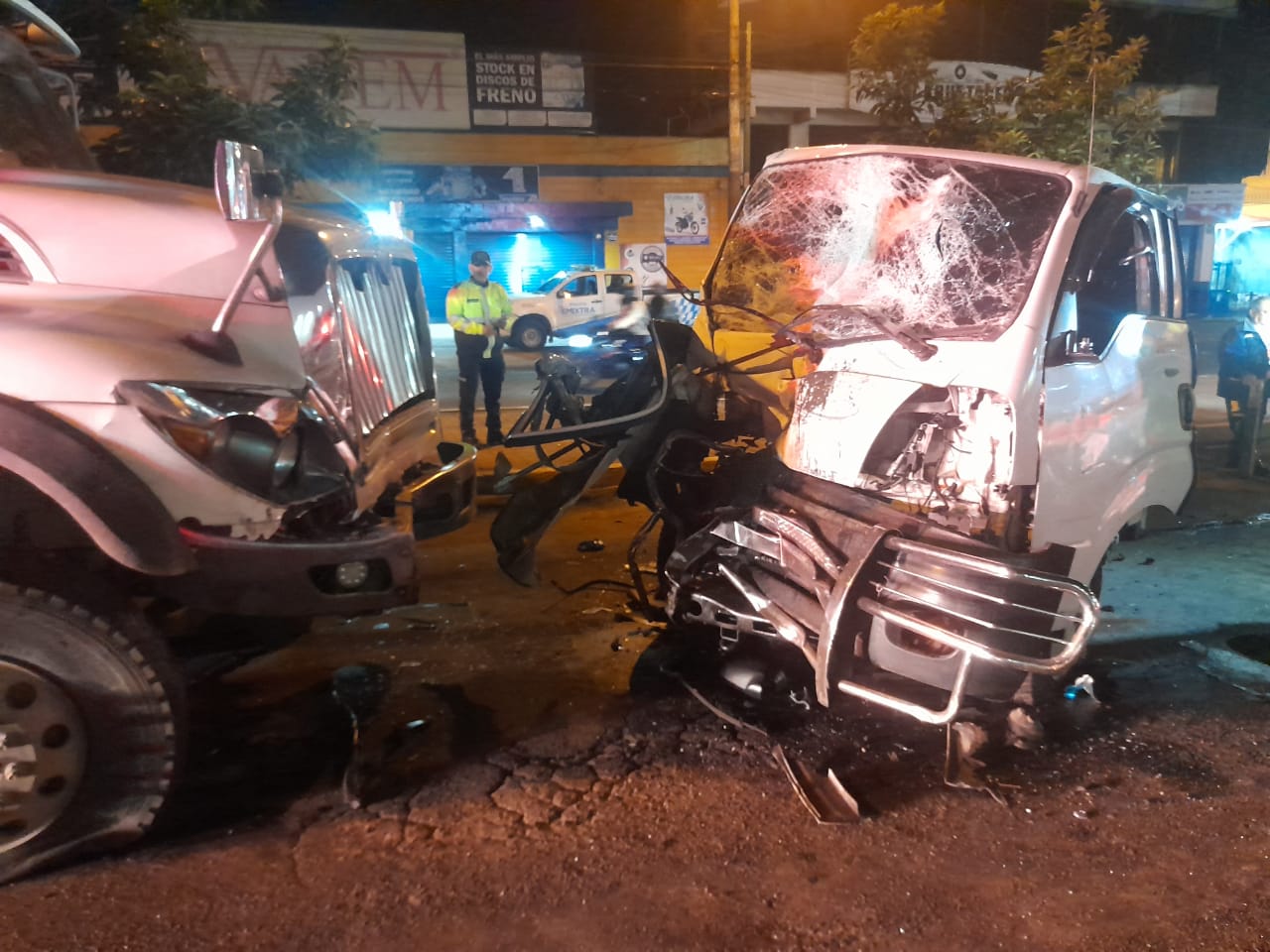 choque de camión y tráiler en calzada San Juan, zona 7