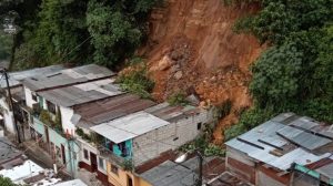 Deslizamiento bajo el puente Belice afecta viviendas