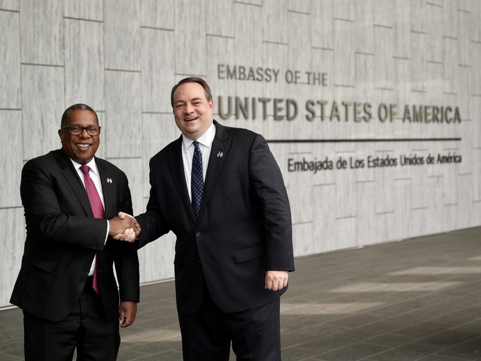Brian Nichols se reúne con delegados de la embajada de Estados Unidos en Guatemala