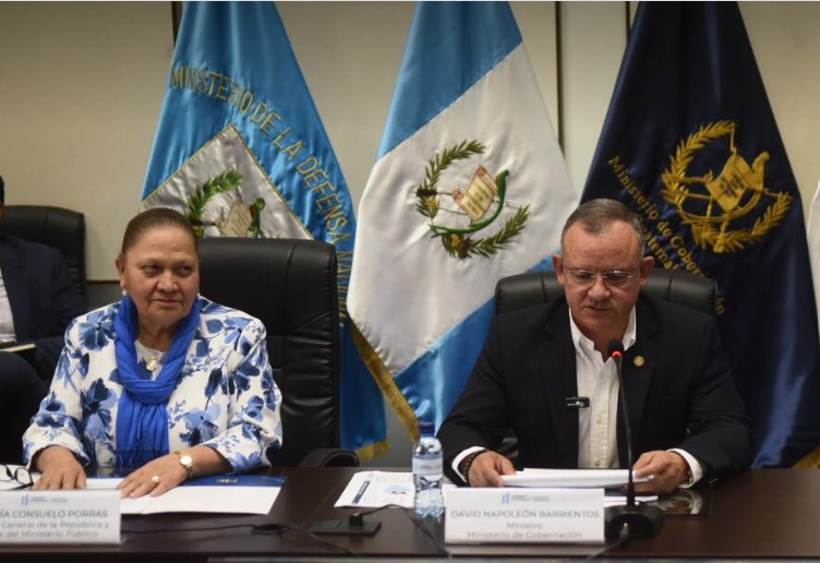 fiscal general, Consuelo Porras, y ministro de Gobernación, Napoleón Barrientos