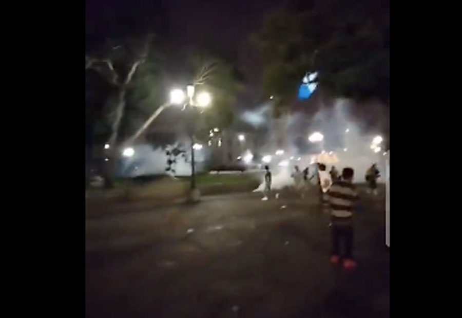 Lanzan gas lacrimógeno en la Plaza de la Constitución