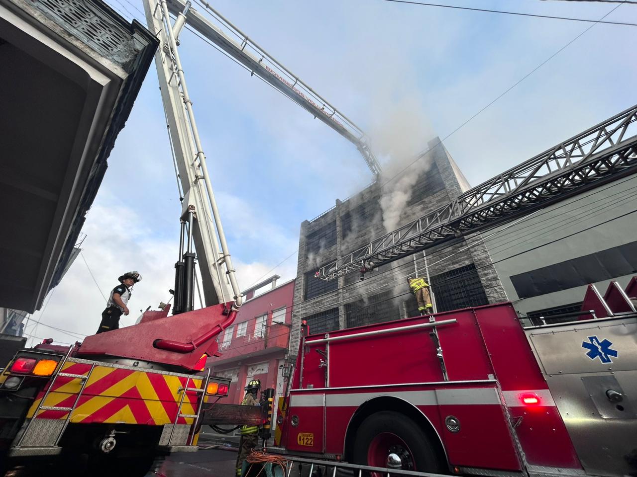 Incendio consume bodega en la zona 1