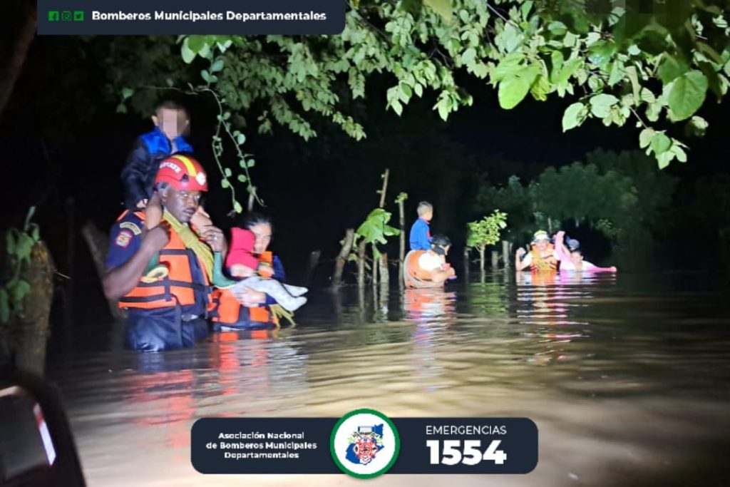 Evacuan a personas tras inundaciones en Escuintla