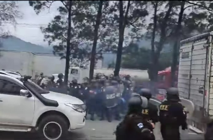 PNC desaloja a manifestantes que bloqueaban Km. 37.5 ruta al Pacífico
