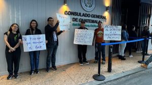 Guatemaltecos manifiestan en el consulado de San Francisco