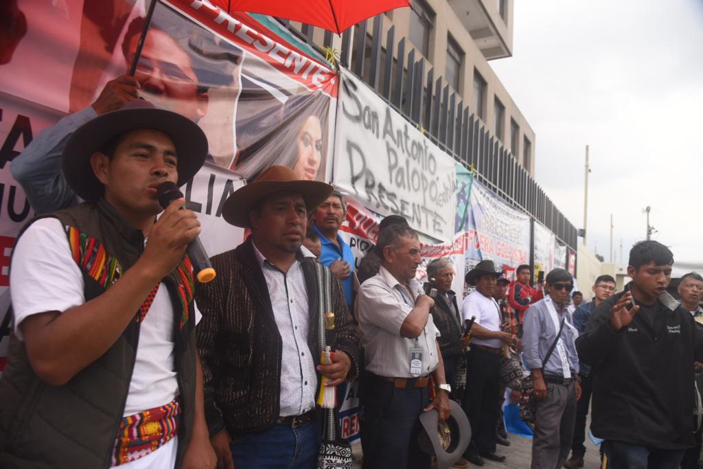 buses con manifestantes llegan a la capital desde Quiché