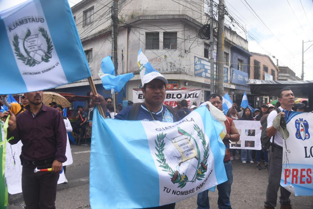 buses con manifestantes llegan a la capital desde Quiché
