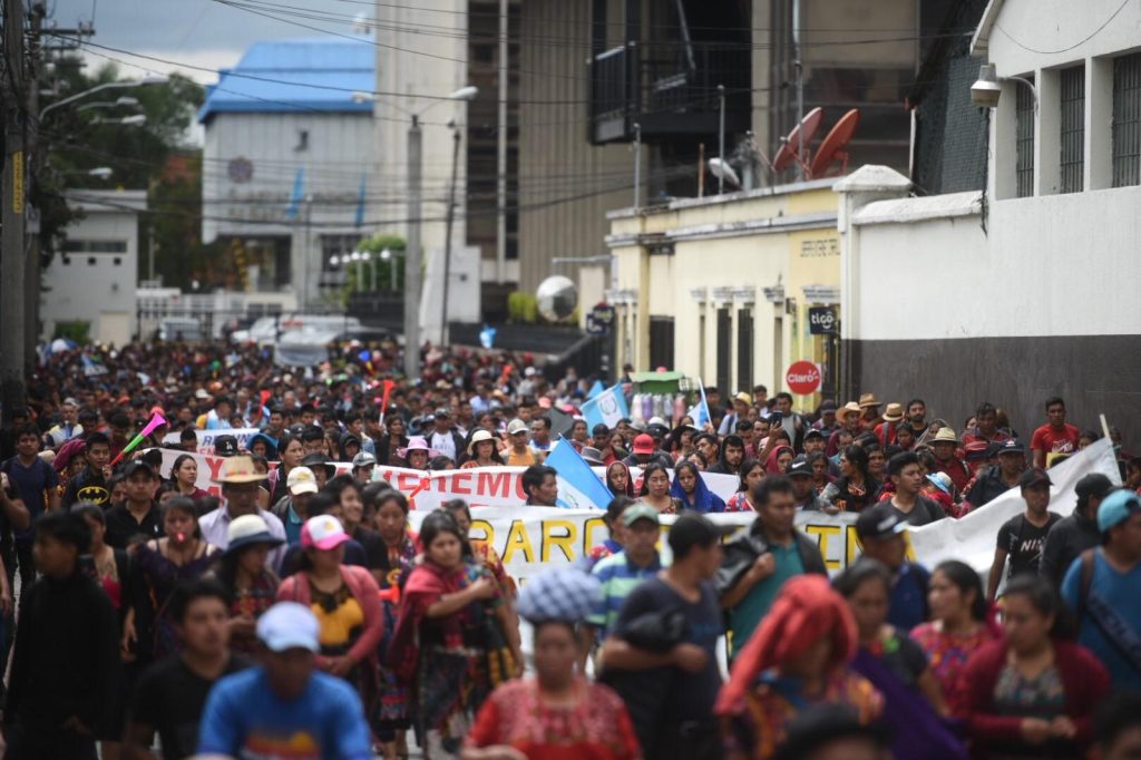 marcha de autoridades indígenas de San Juan Sacatepéquez para exigir renuncia de la fiscal general