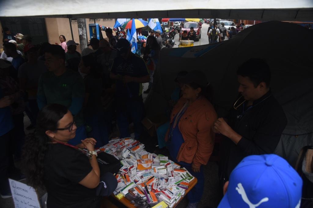 Médicos del San Juan de Dios brindan asistencia a manifestantes frente al MP