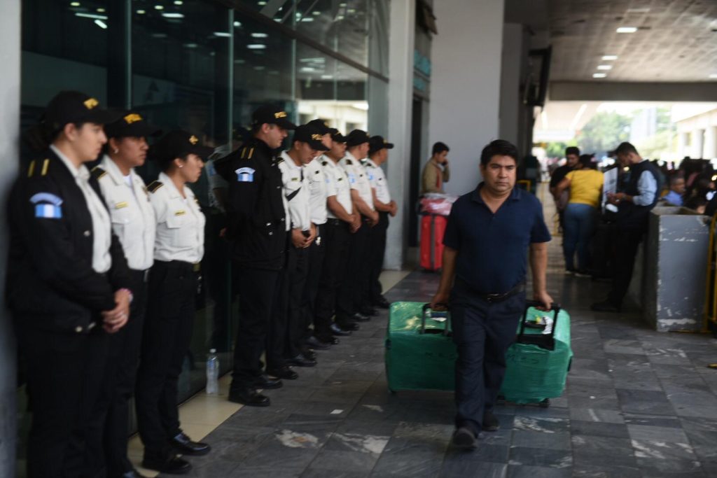 presencia de PNC en aeropuerto La Aurora por manifestaciones