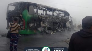 Tráiler y autobús se incendian tras accidente en ruta Interamericana