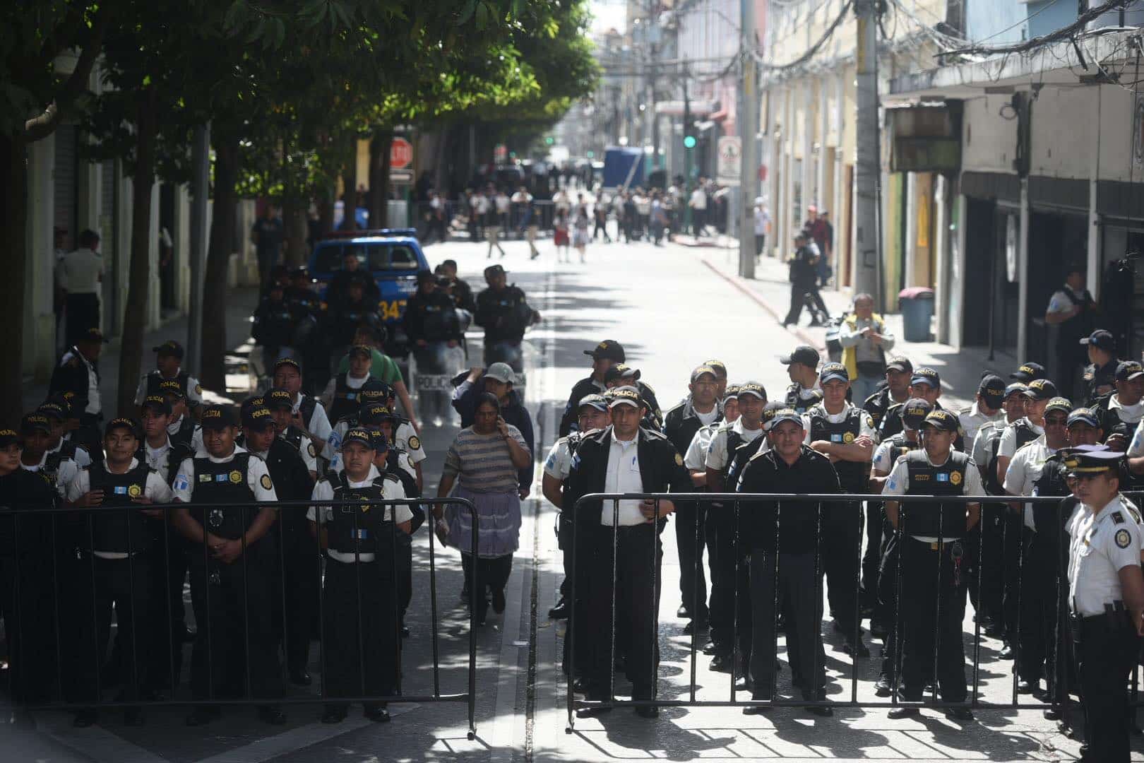 autoridades indígenas manifiestan frente al Congreso