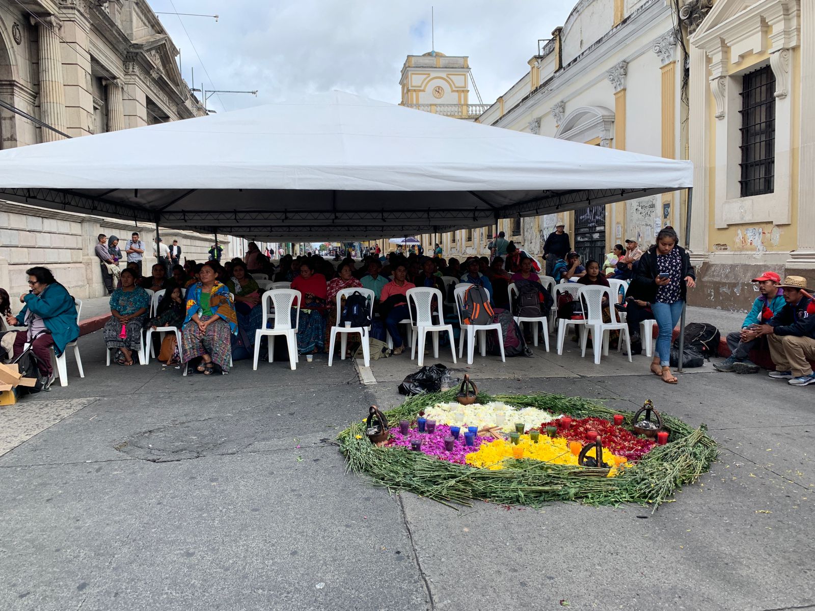 plantón de autoridades ancestrales frente al Congreso en rechazo al Presupuesto