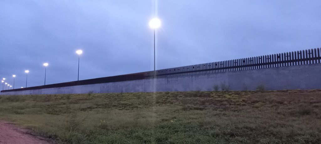 paso de migrantes en frontera sur de Estados Unidos