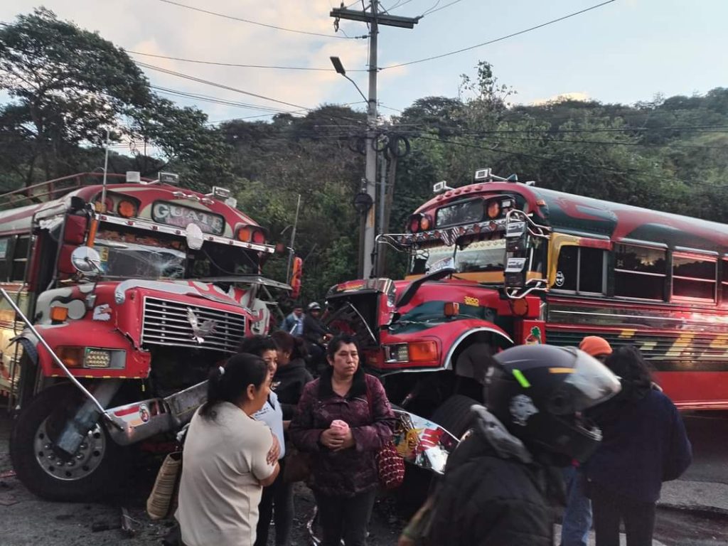 choque de buses en Villa Canales