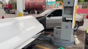 Vehículo impacta contra bomba dispensadora de combustible en Zacapa