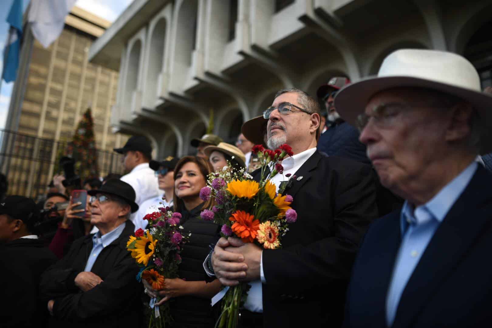 Binomio electo se suma a masiva manifestación