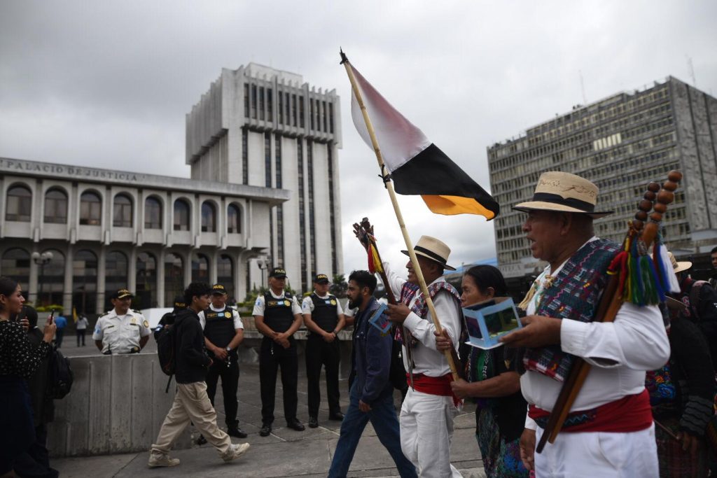 caminata de autoridades indígenas en la capital
