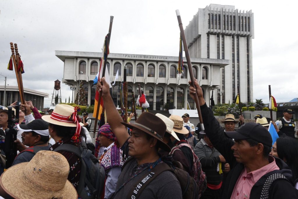 caminata de autoridades indígenas en la capital