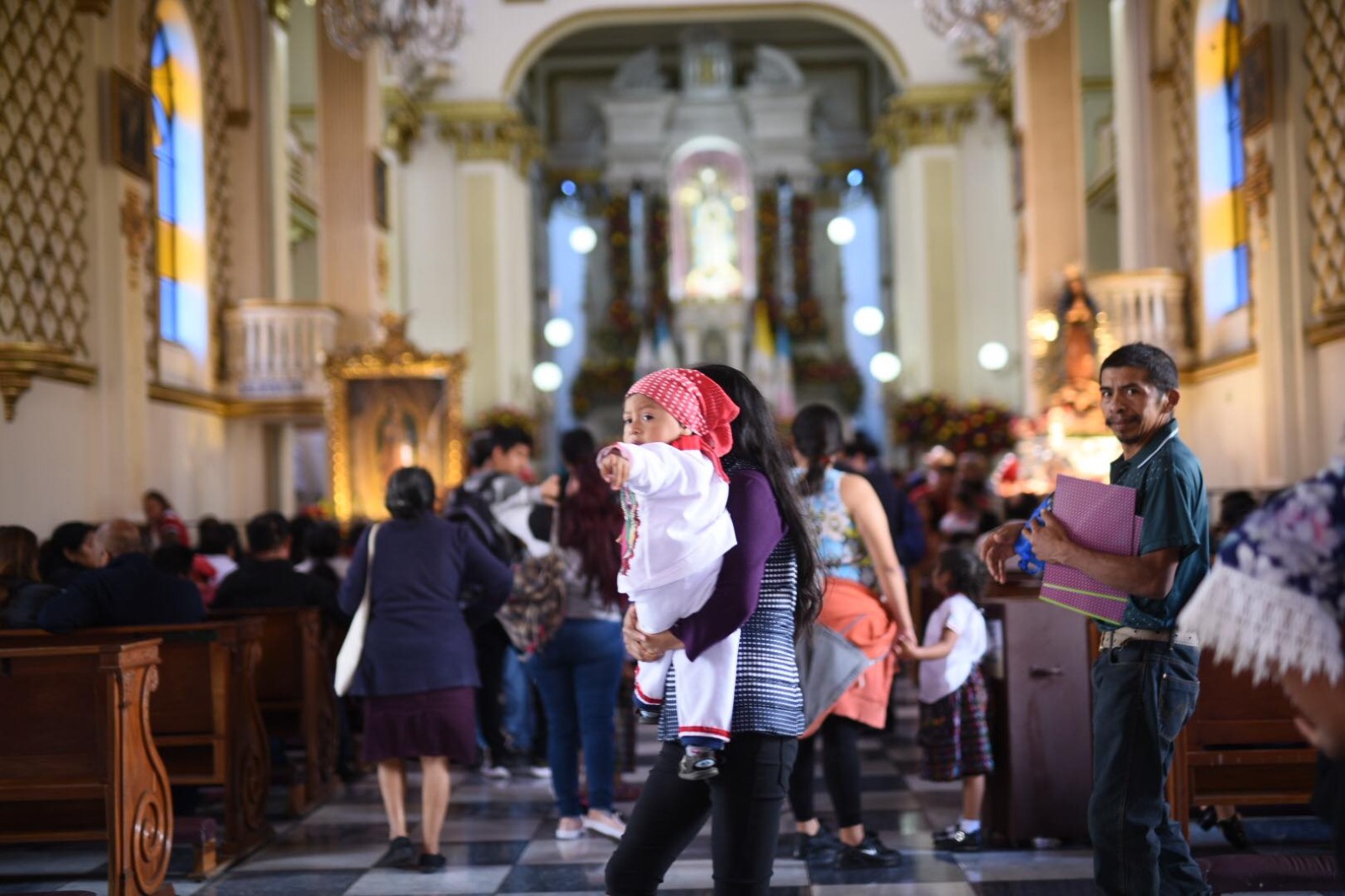 fieles acuden al santuario en Día de la Virgen de Guadalupe