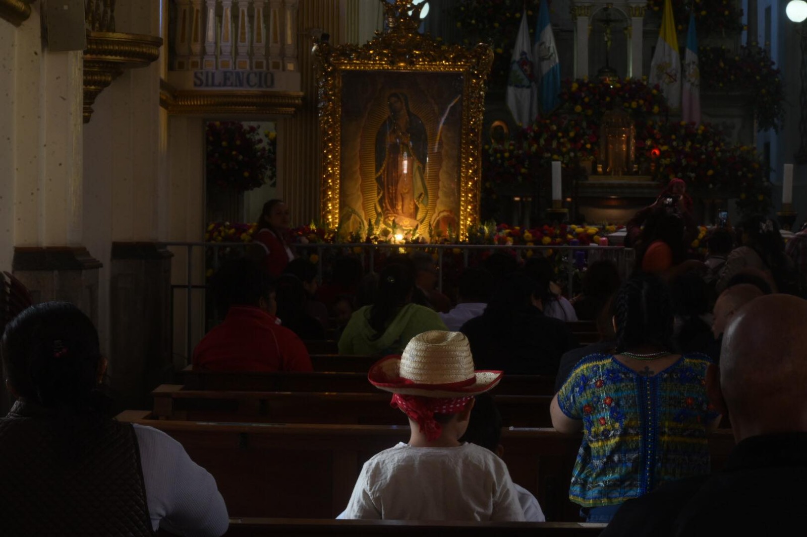fieles acuden al santuario en Día de la Virgen de Guadalupe