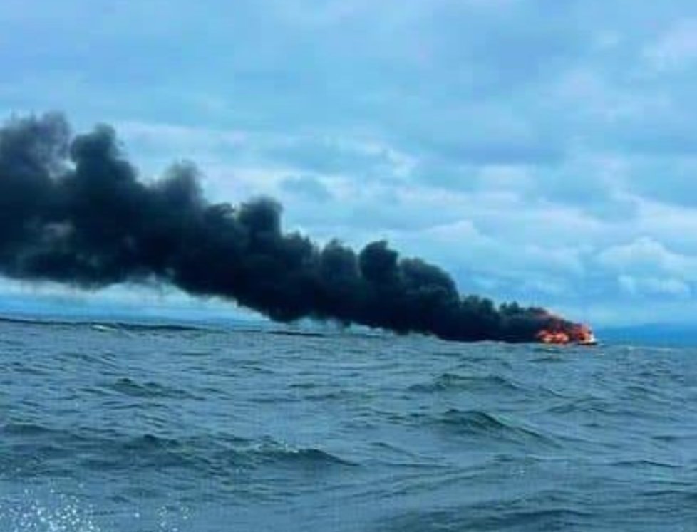 Embarcación se incendia en alta mar en Izabal