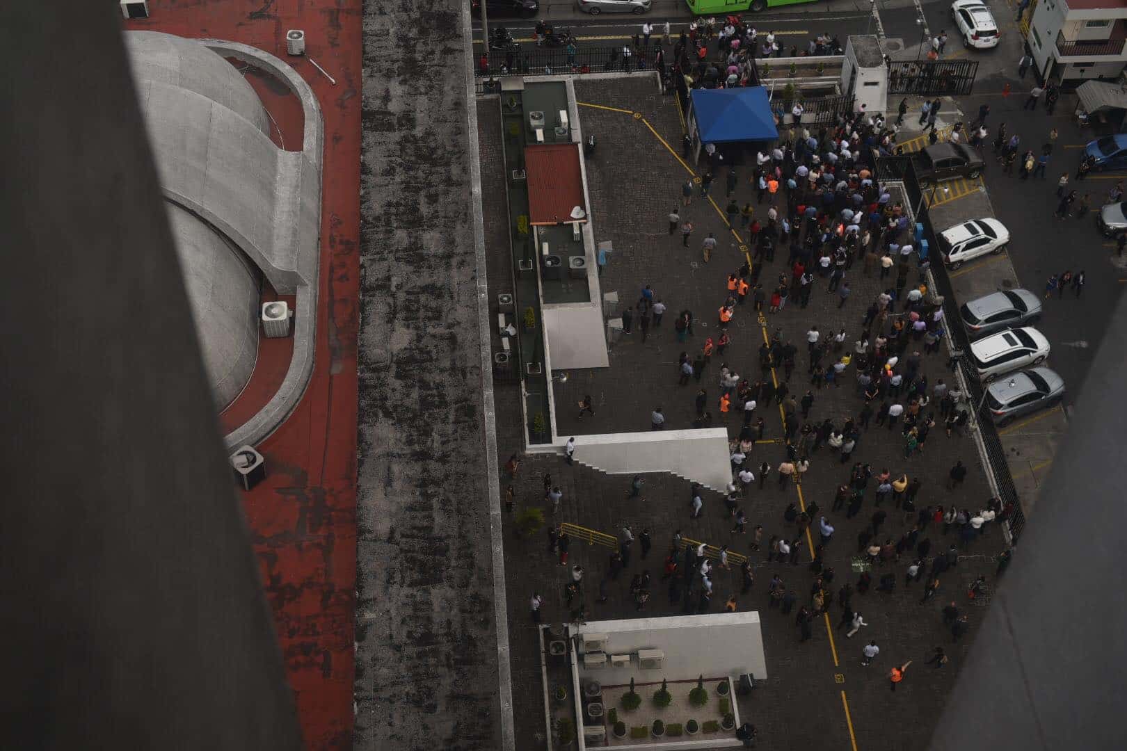 Evacuan edificios en la Ciudad de Guatemala tras fuerte sismo