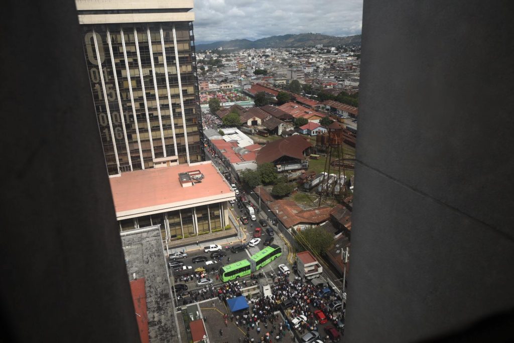 Evacuan edificios en la Ciudad de Guatemala tras fuerte sismo