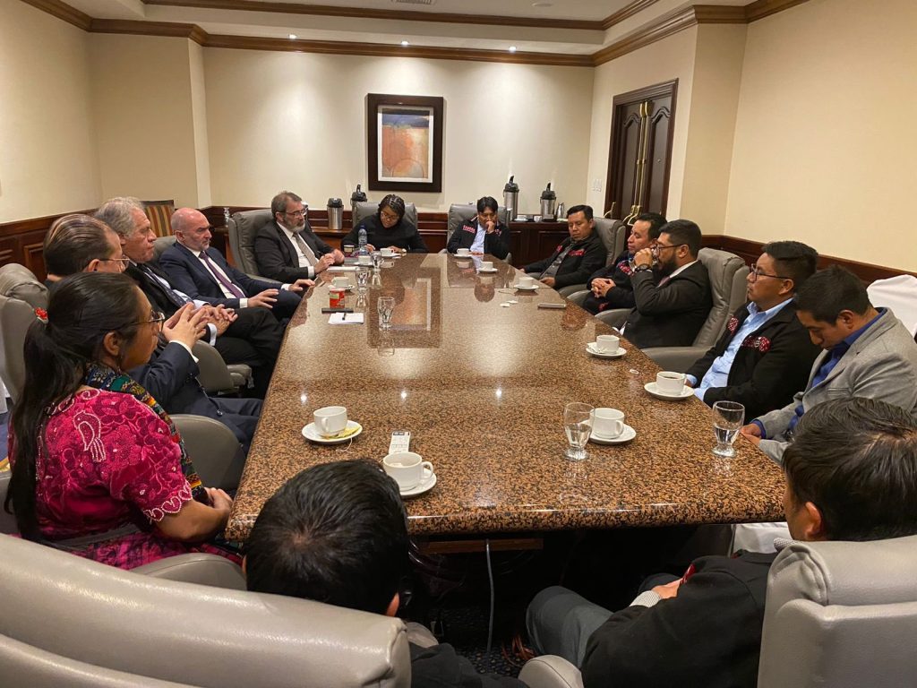 Luis Almagro, secretario de OEA, se reúne con líderes indígenas en Guatemala