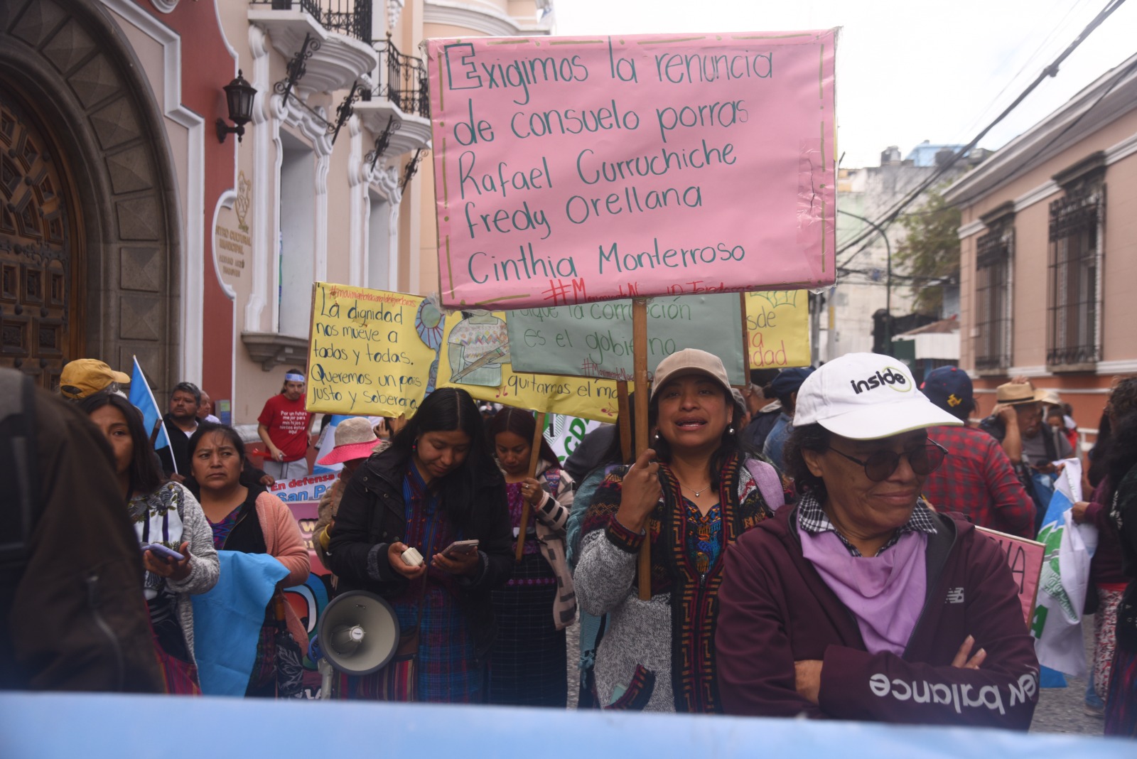 marcha en defensa de la democracia, participan Bernardo Arévalo, Karin Herrera y líderes indígenas