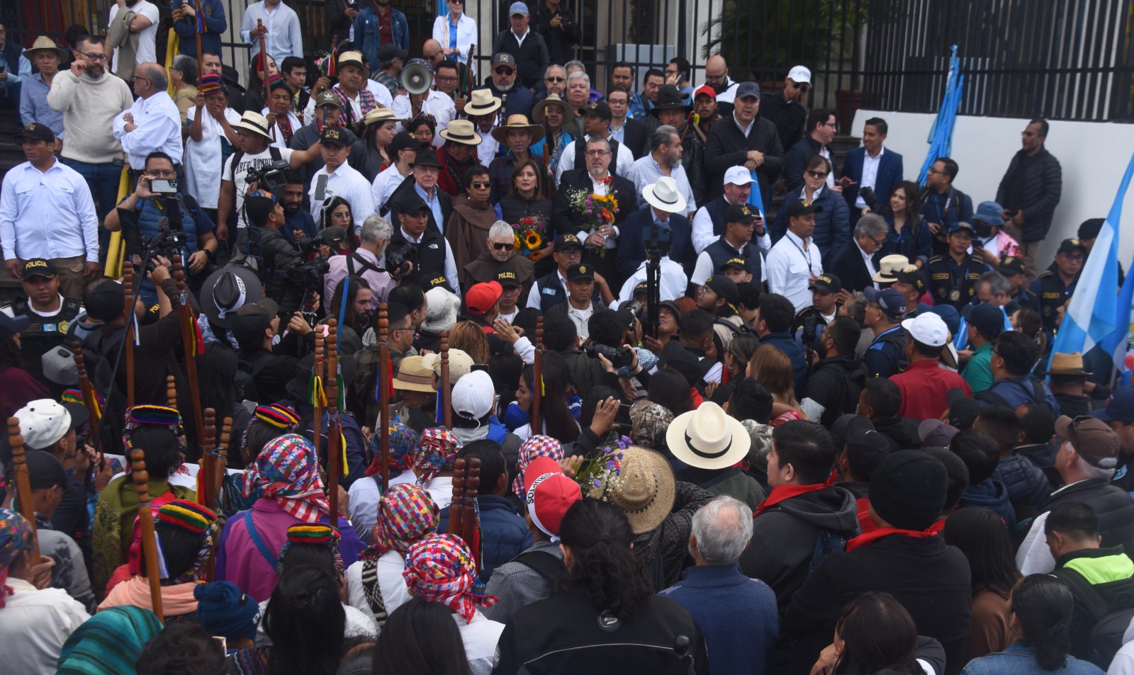 marcha en defensa de la democracia, participan Bernardo Arévalo, Karin Herrera y líderes indígenas
