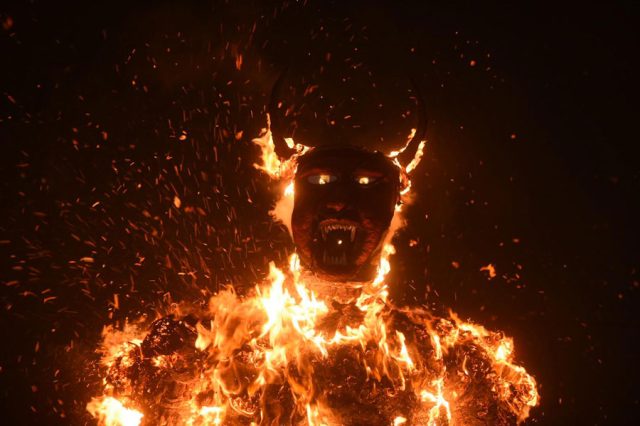 Con Figuras Gigantes Realizan La Tradicional Quema Del Diablo