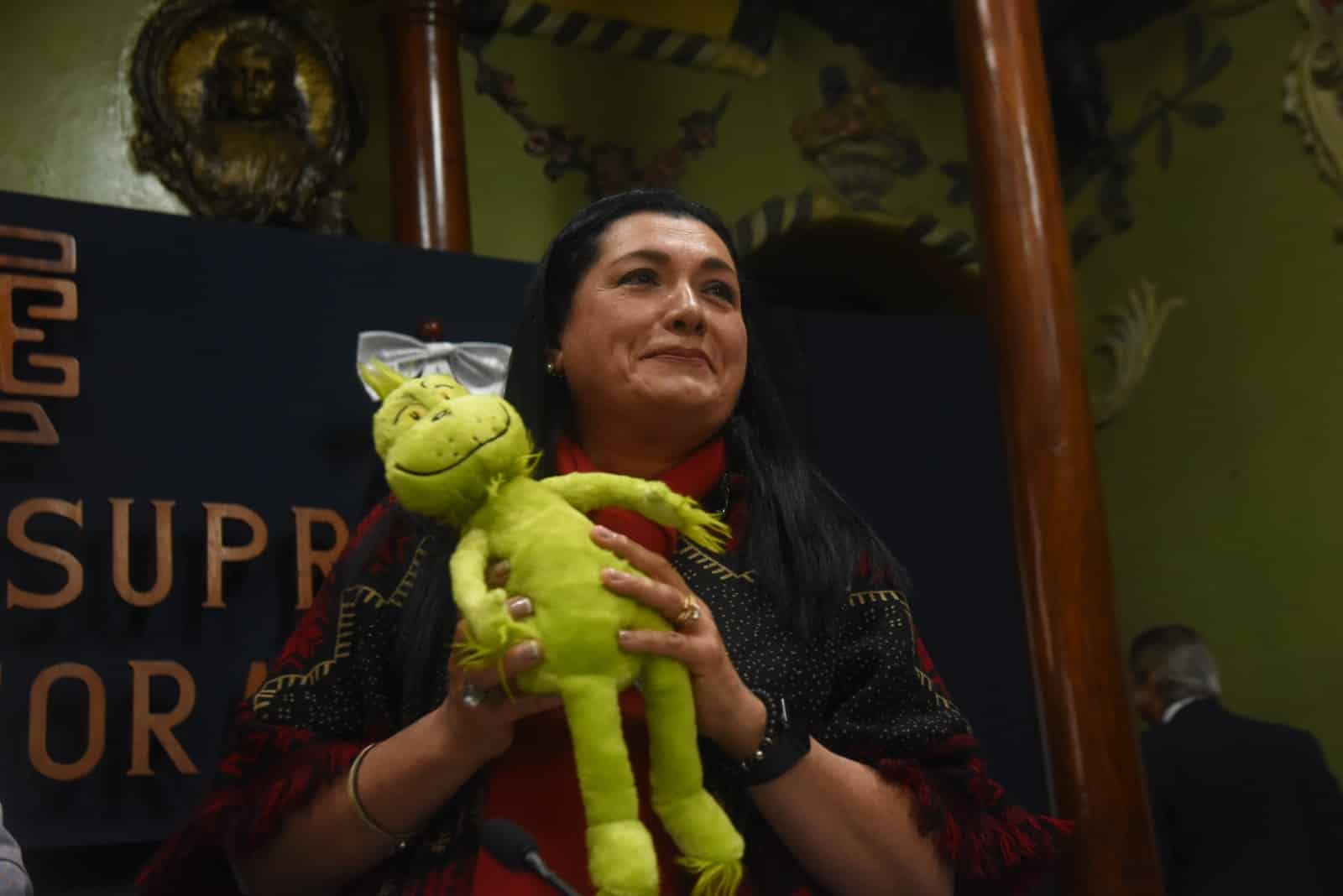 presidenta del TSE regala un Grinch al jefe de la FECI