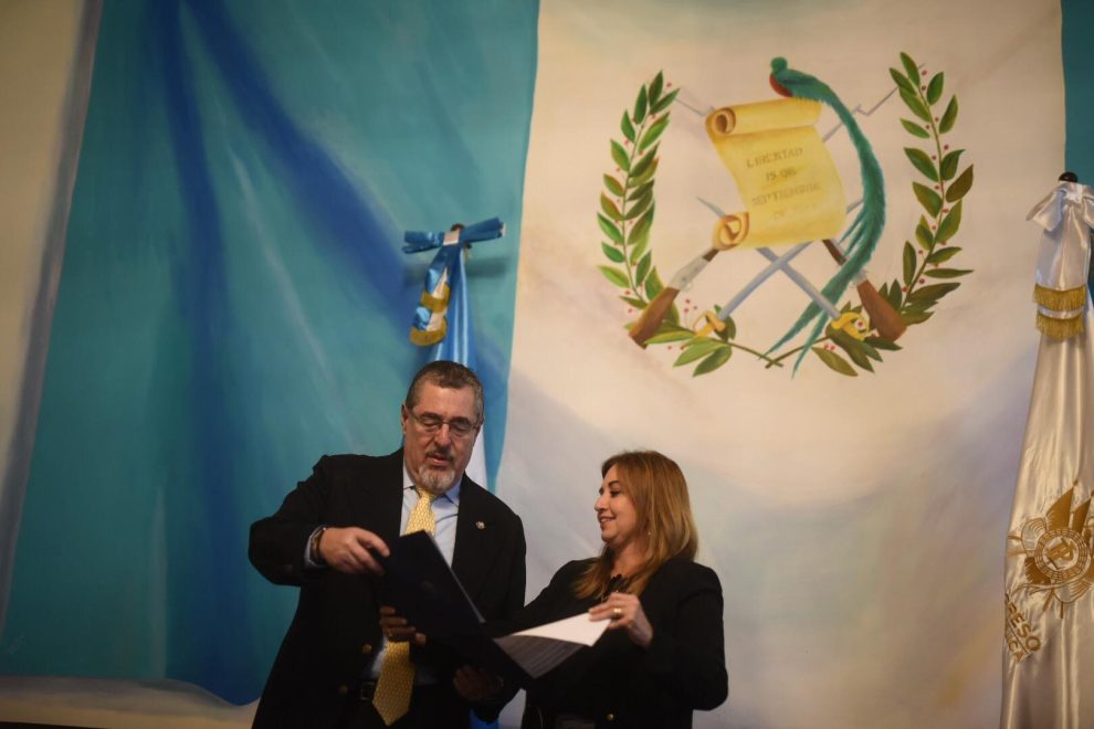 Presidente electo Bernardo Arévalo recibe reconocimiento en el Congreso