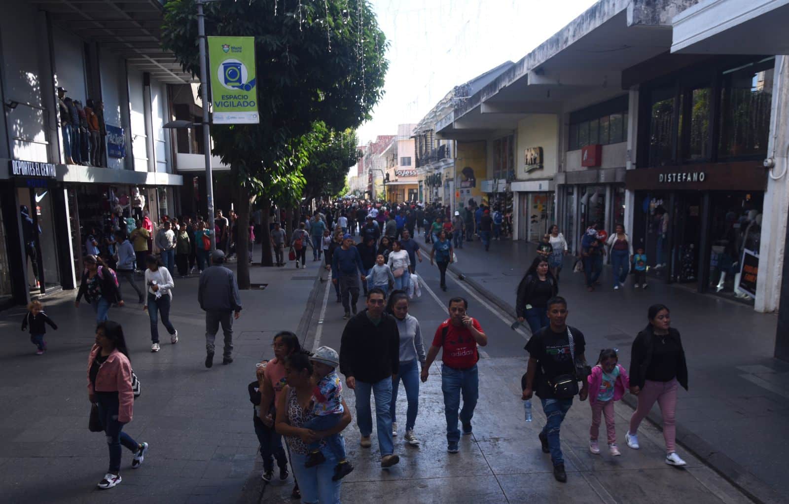 gente realiza compras por Navidad 2023