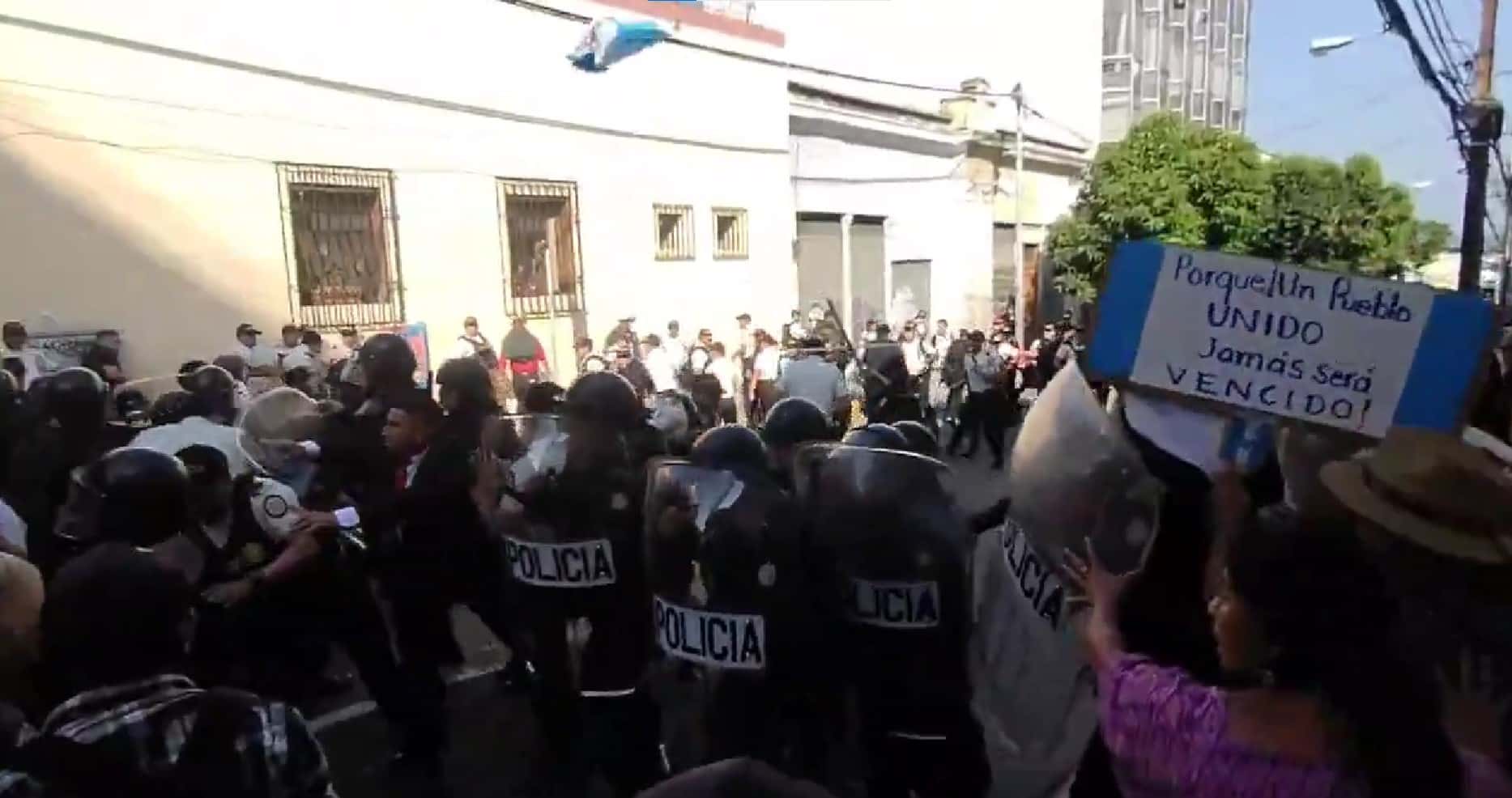 enfrentamiento PNC y manifestantes afuera del Congreso