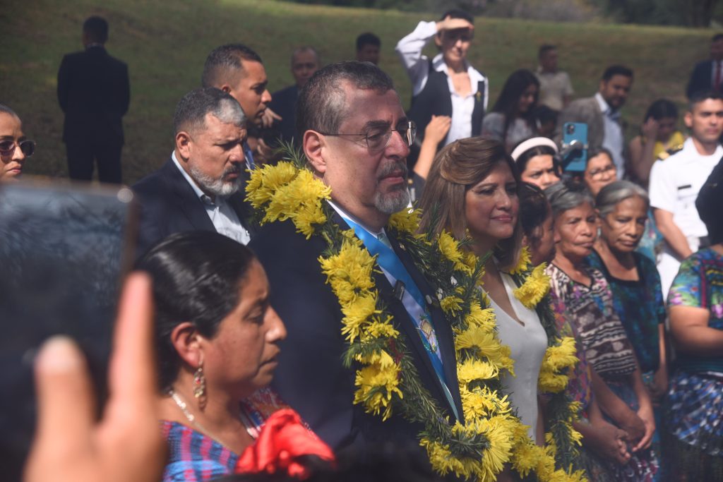 presidente Bernardo Arévalo y vicepresidenta Karin Herrera participan en ceremonia maya