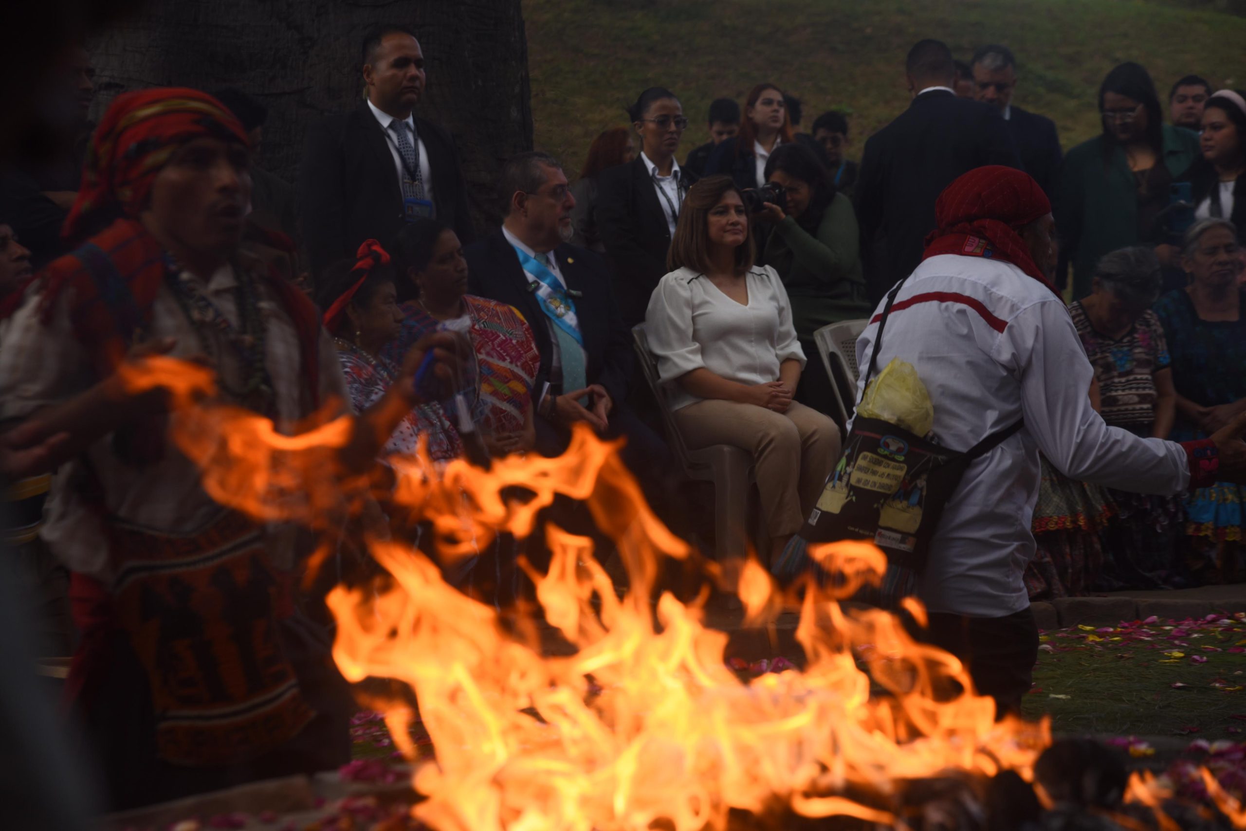 presidente Bernardo Arévalo y vicepresidenta Karin Herrera participan en ceremonia maya