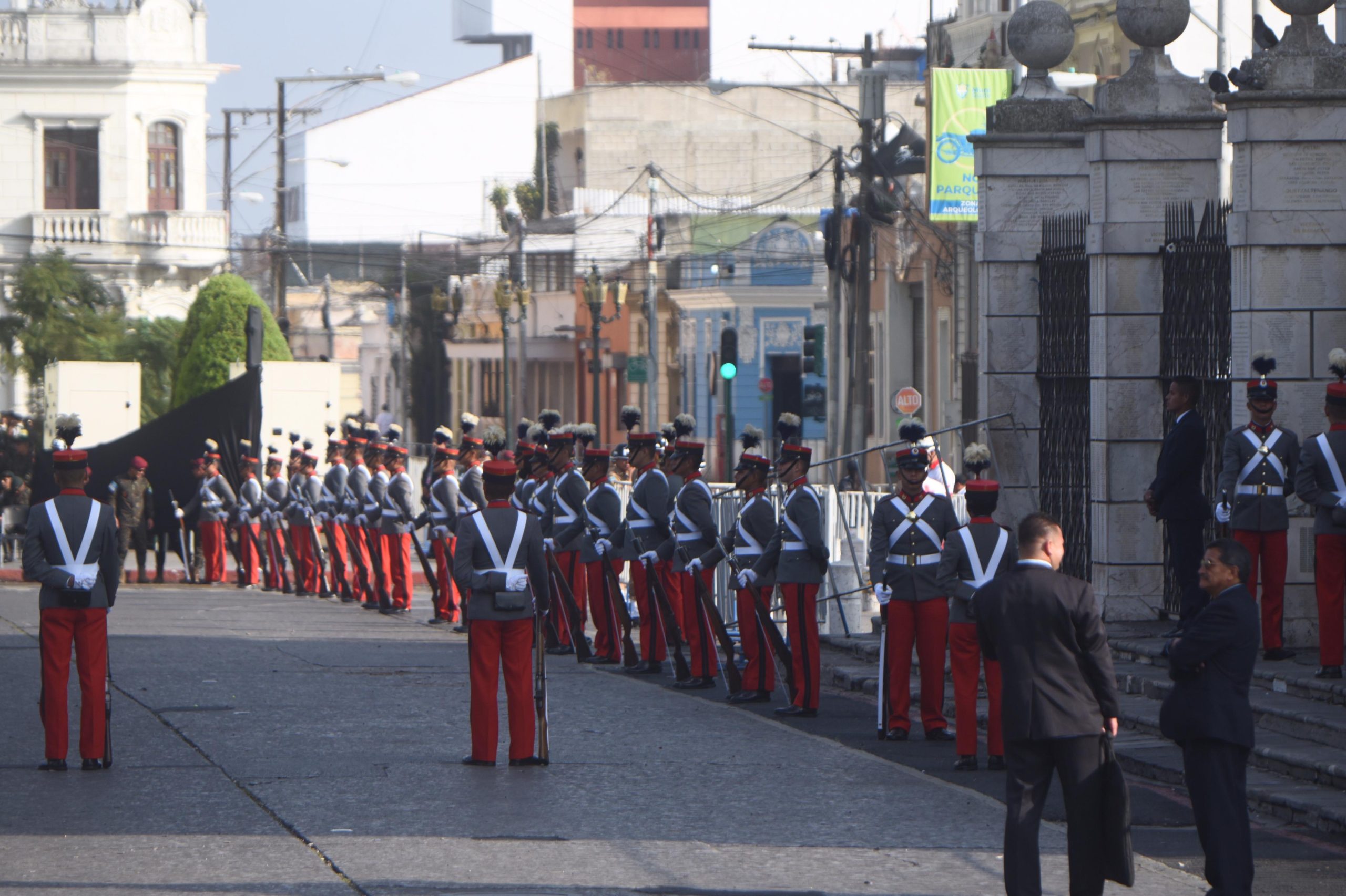 saludo del Ejército al presidente Bernardo Arévalo