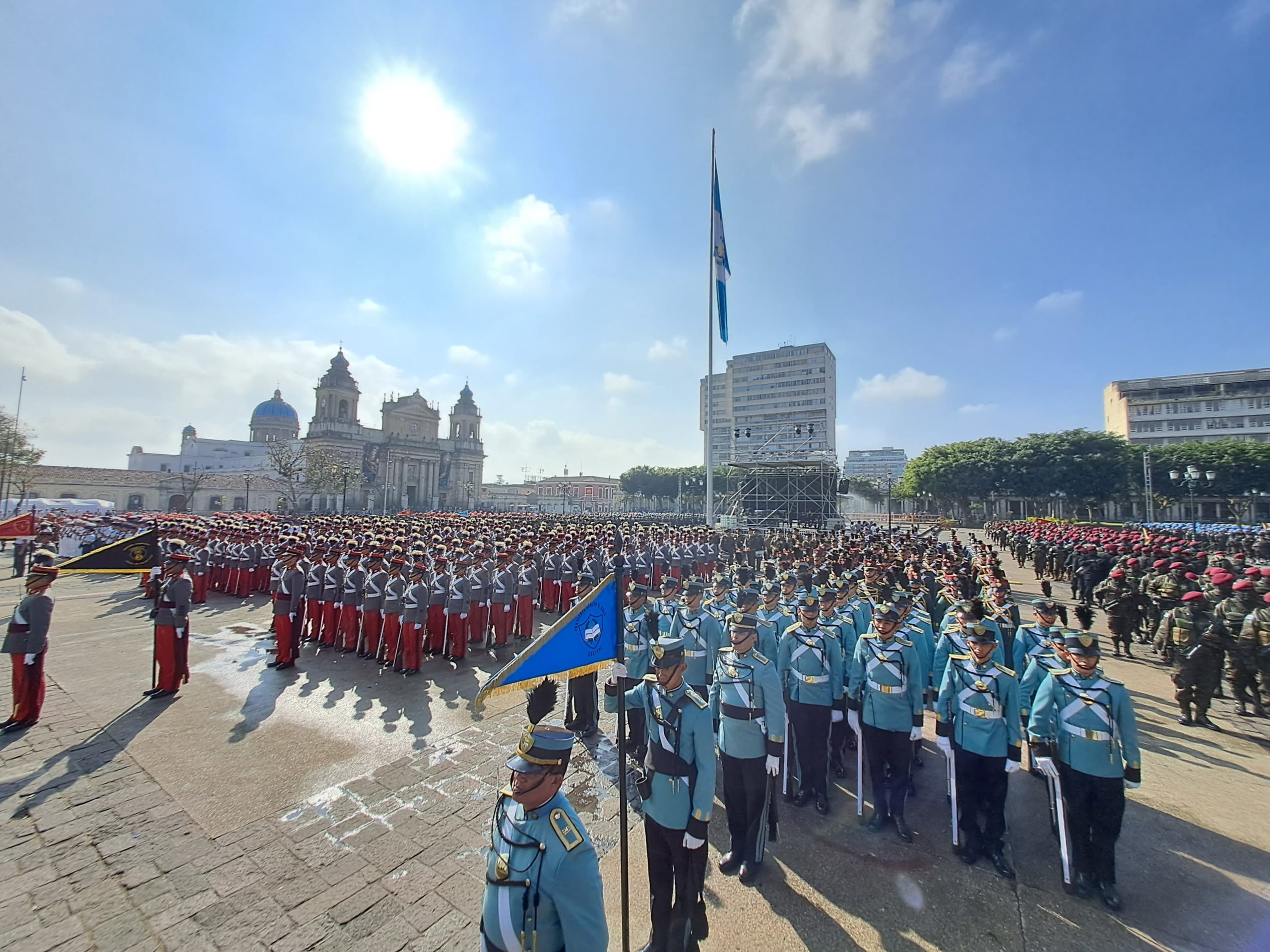 aludo del Ejército al presidente Bernardo Arévalo