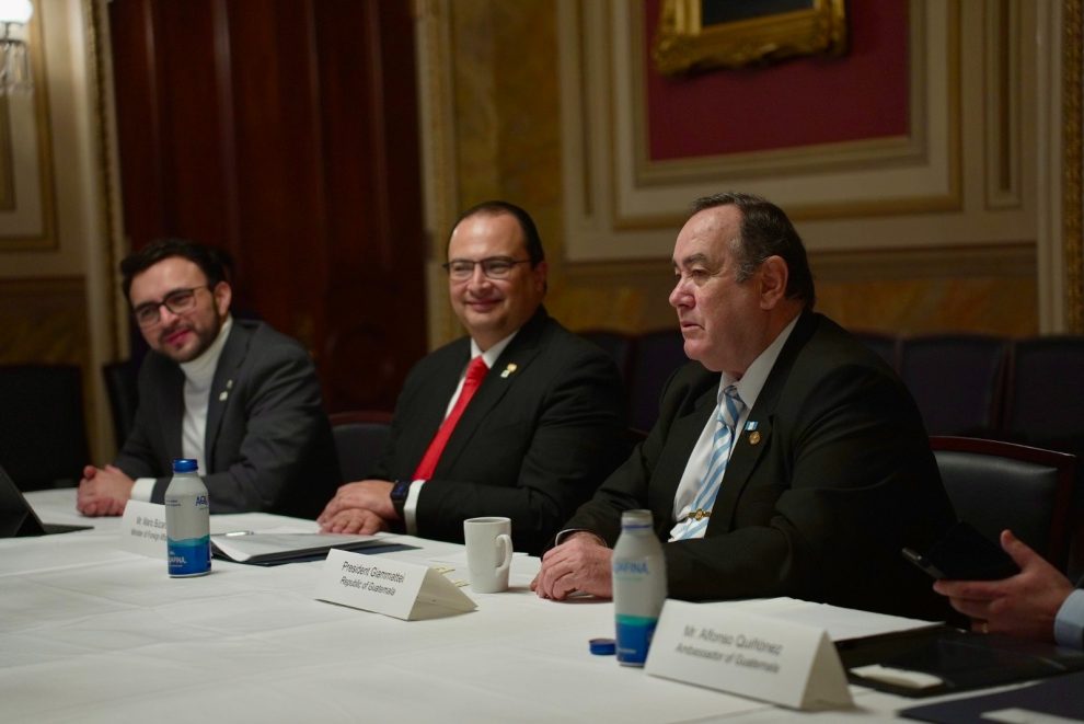 presidente Alejandro Giammattei se reúne con senadores de Estados Unidos