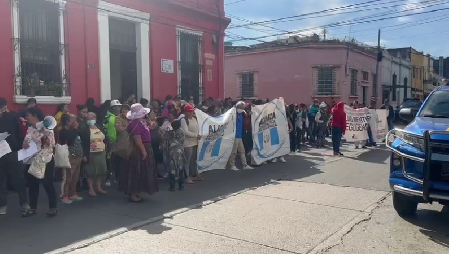 Ciudadanos protestan frente a sede del Departamento de Tránsito de la PNC