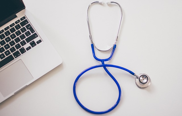 Estetoscopio; laptop; salud; medicina
