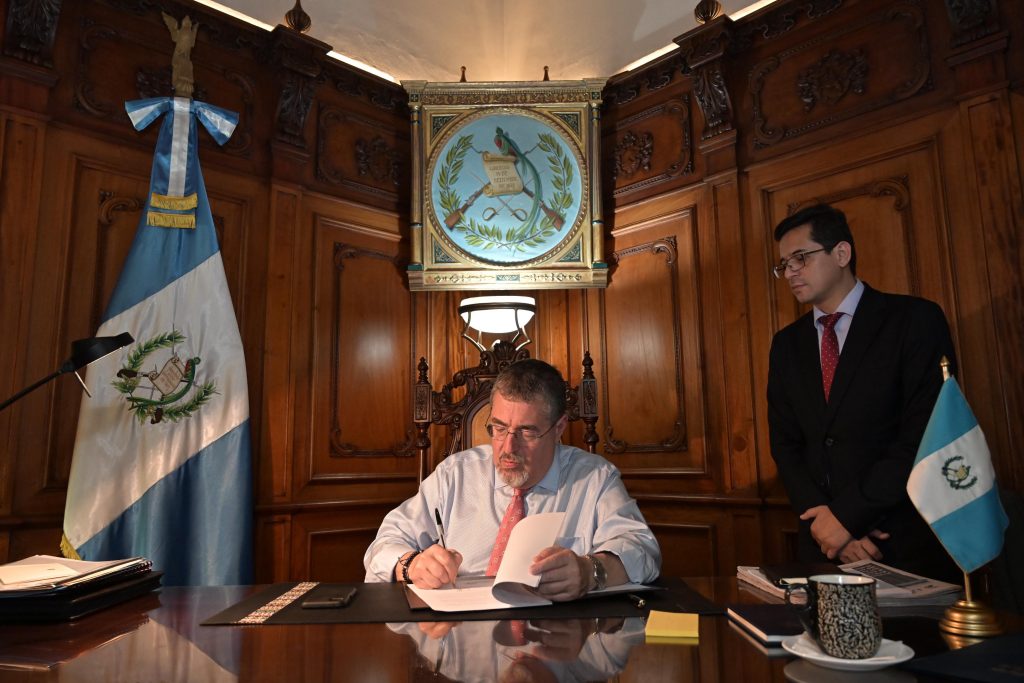 presidente Bernardo Arévalo deroga acuerdo creado por Giammattei para proteger a exfuncionarios