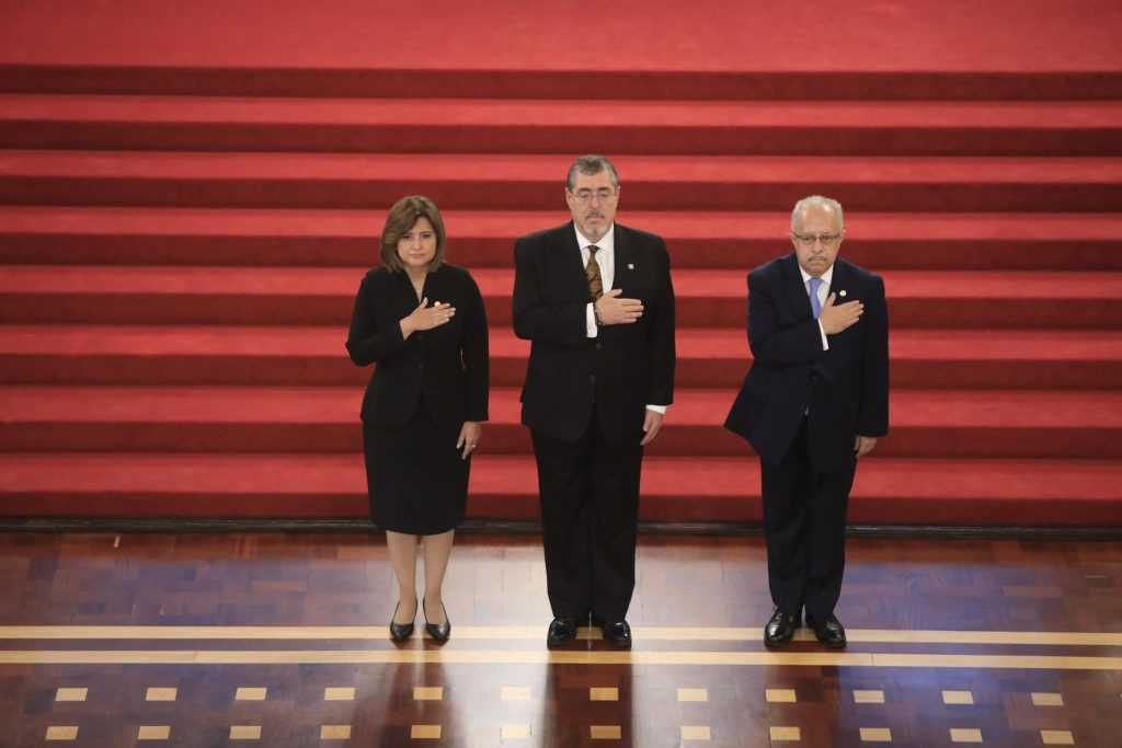 Gobernantes Karin Herrera y Bernardo Arévalo reciben saludo del Cuerpo Diplomático