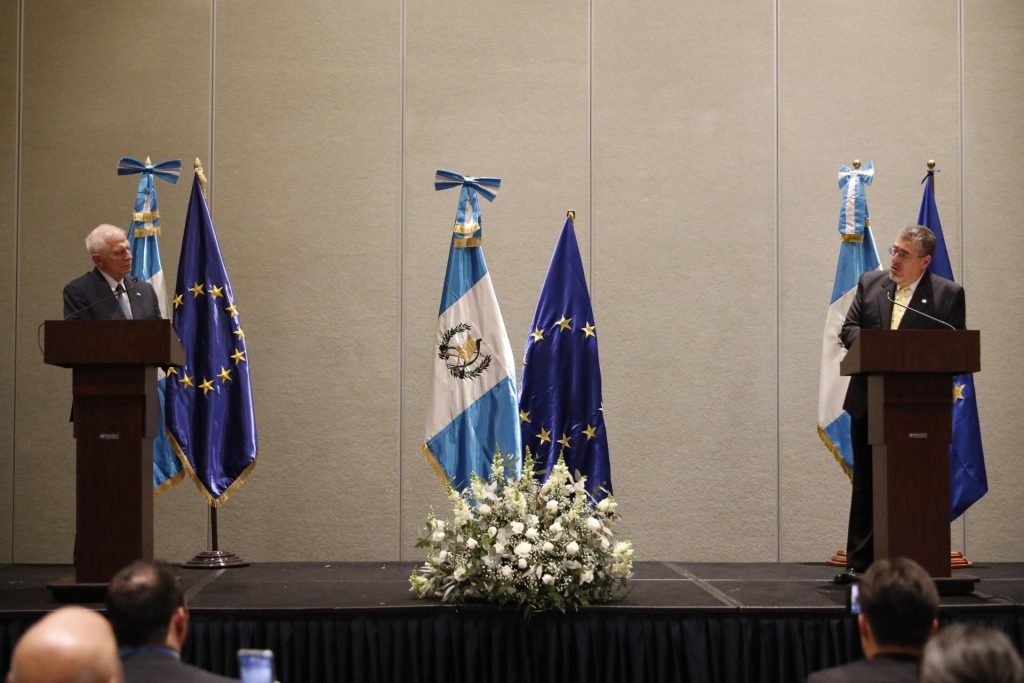 reunión del presidente electo, Bernardo Arévalo, y el representante de la Unión Europea, Josep Borrell
